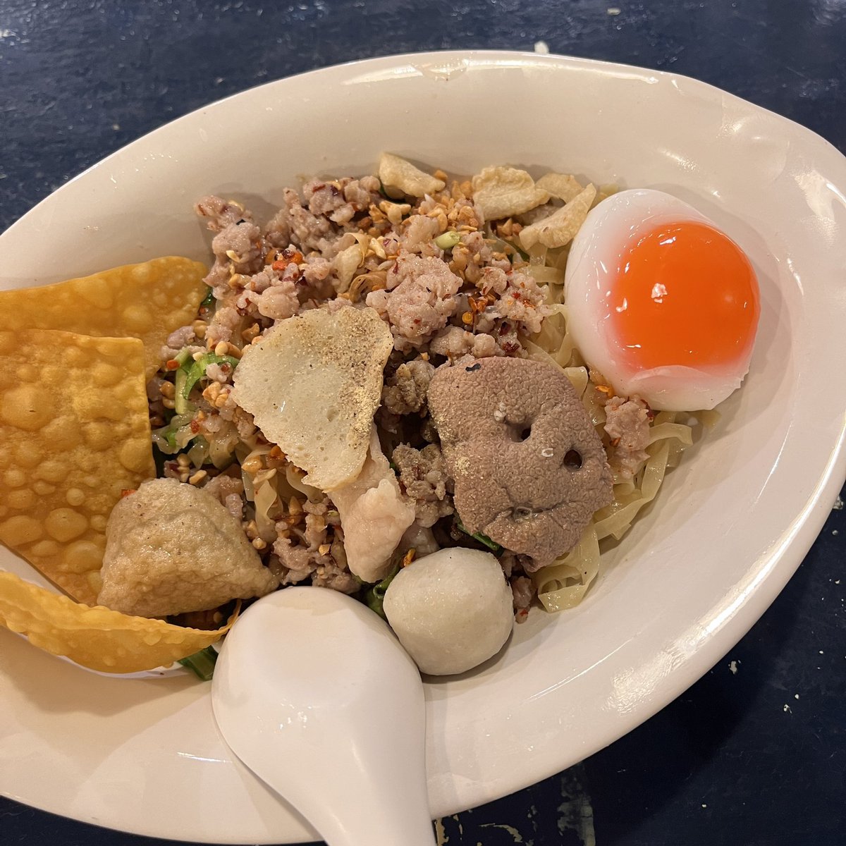 nsnromeo's tweet photo. อยู่อารีย์มานานมากก แต่เพิ่งรู้จักร้านนี้ 🥹 ก๋วยเตี๋ยว 1000 เส้น รสต้มยำปรุงมาจัดจ้านดีมาก อร่อย ไอเลิฟที่มีบะหมี่เส้นแบนขาย ก๋วยเตี๋ยว customize เองได้ เลือกเส้นได้เลยมีไปถึงเส้นพาสต้า เลือกน้ำ เลือกท็อปปิ้ง อร่อย https://t.co/Asy5fhCQRT