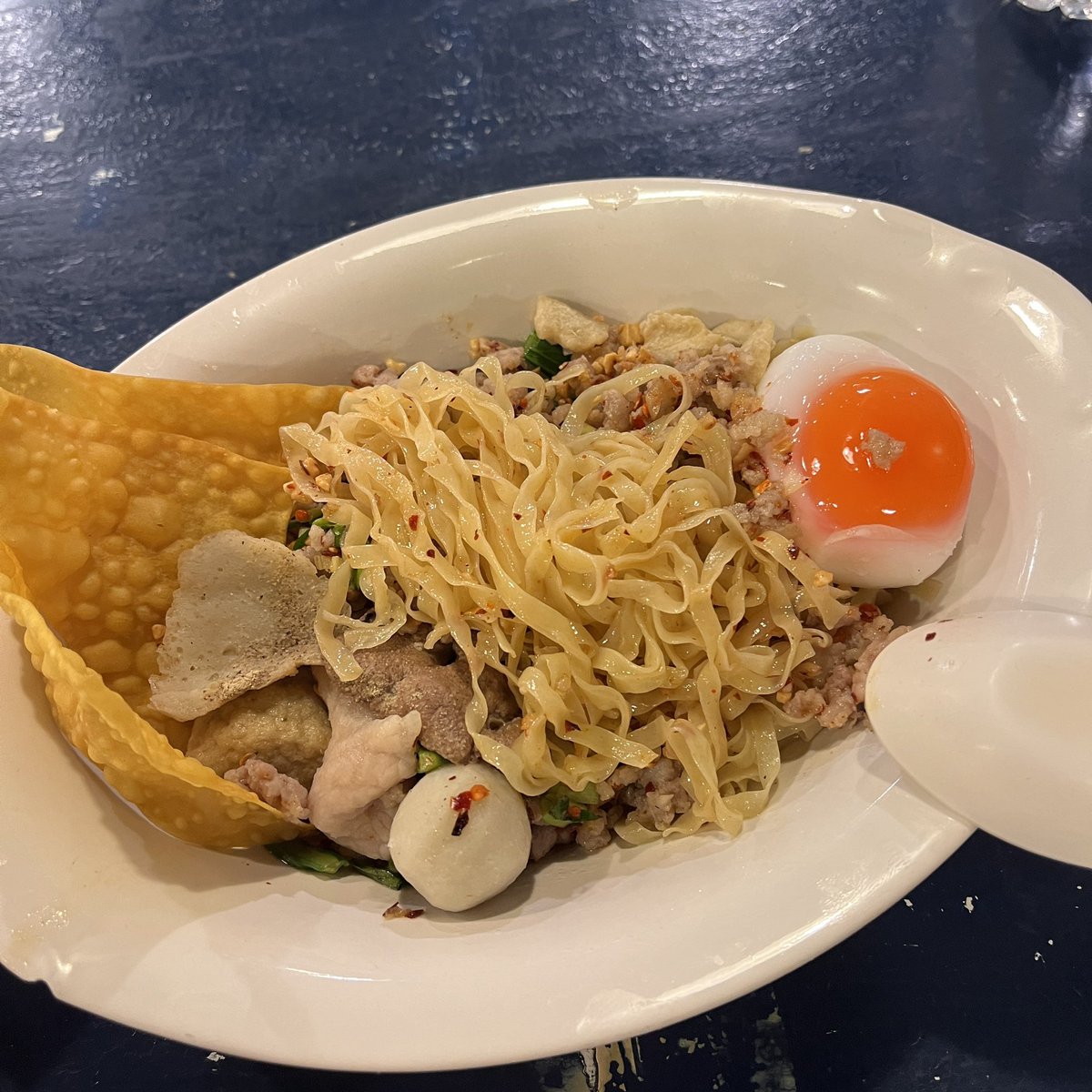 nsnromeo's tweet photo. อยู่อารีย์มานานมากก แต่เพิ่งรู้จักร้านนี้ 🥹 ก๋วยเตี๋ยว 1000 เส้น รสต้มยำปรุงมาจัดจ้านดีมาก อร่อย ไอเลิฟที่มีบะหมี่เส้นแบนขาย ก๋วยเตี๋ยว customize เองได้ เลือกเส้นได้เลยมีไปถึงเส้นพาสต้า เลือกน้ำ เลือกท็อปปิ้ง อร่อย https://t.co/Asy5fhCQRT