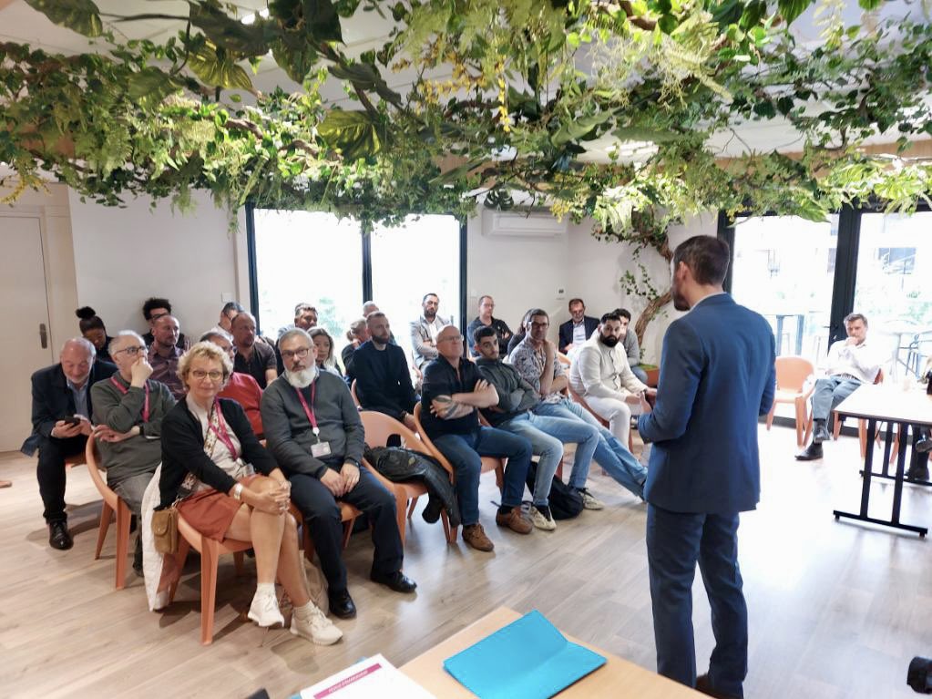 🤗 Rencontre ce matin entre <a href="/ConnectGares/">SNCF Gares & Connexions</a> et les commerçants &amp; prestataires de la #GaredeLyonPartDieu 🚉 De riches échanges sur les travaux 🚧, l’expérience client 👐🏻 et les événements sportifs 🏉 De beaux défis relevés ensemble et un objectif commun : donner #EnVIEdeGare 🎯