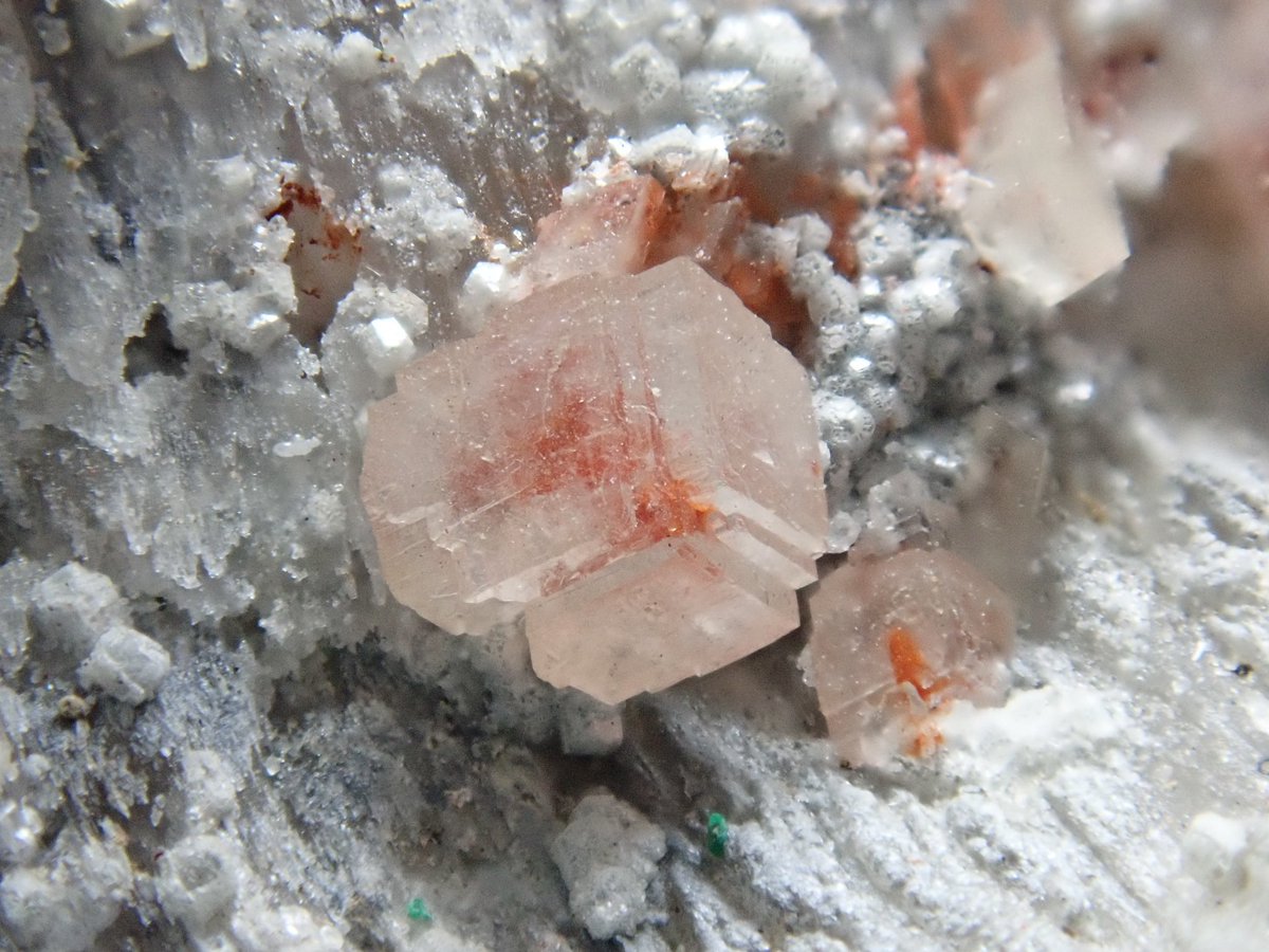 Bump_cloud's tweet image. イガグリ頭だったり、スミソに封印されてたり、キプロス出身だったり、還元反応おきてたり。 #うちの珍奇鉱物