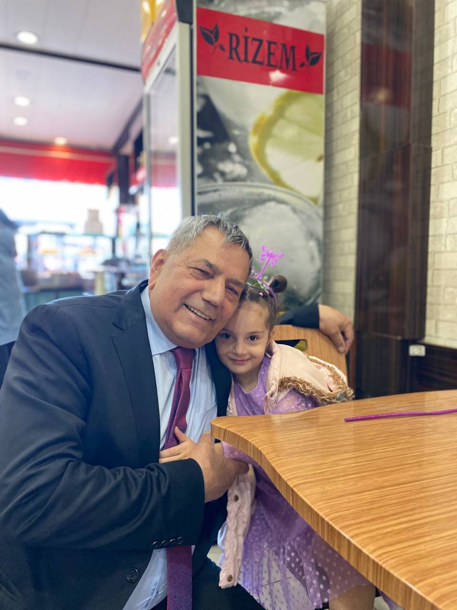 tahsinocakli's tweet photo. Rizeli hemşerilerimizden aldığımız yetkiyle teşekkür ziyaretlerimize başladık. İlk ziyaretimizi güzeller güzeli Esma kızımızla yaptık.

Çocuklarımıza sözümüz var. Onların aydınlık geleceği için durmadan çalışacağız. https://t.co/vJ4lVT9D3i