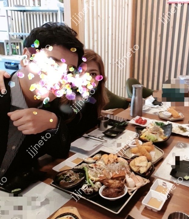 she is..
.술먹고 하는 섹스 좋아함
.노래방 등 공공장소에서의 스킨쉽을 좋아함
.싸우면 꼭 섹스로 화해하려 함

he is..
.술 안마시고 집중하는 섹스 좋아함
.공개된장소보다는 은밀한곳 좋아함
.싸우면 절대 섹스안할꺼라고 다짐하지만 .수치스럽게도 꼴려서 결국 섹스로 화해함

우린 그런사이...