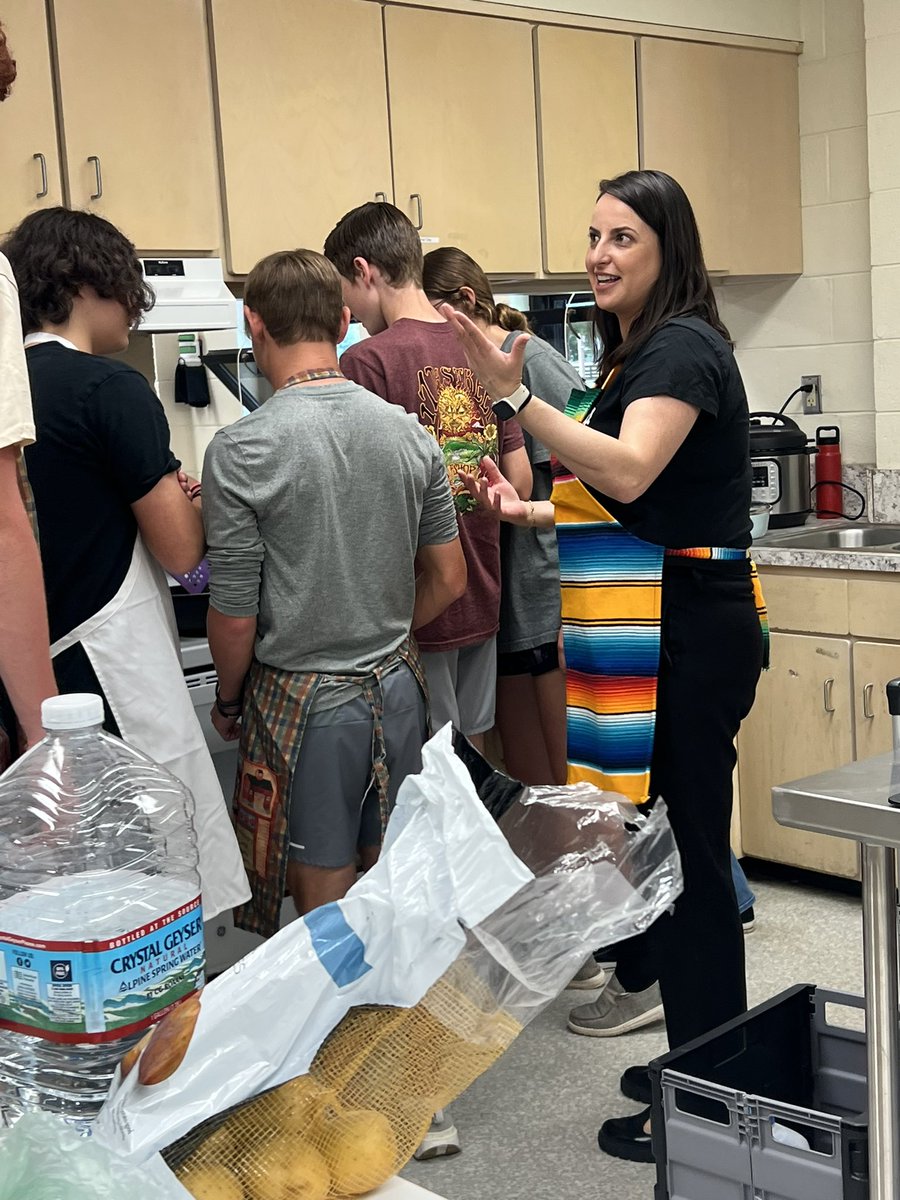 Sra. Reed and her colleagues bring the unit to life with her students! Today, they take all they learned and put it into practice! A cocinar! Let’s cook! #worldlanguageteachersrock #NNPSProud #makeitmeaningful #studentsaredoinggreat #super