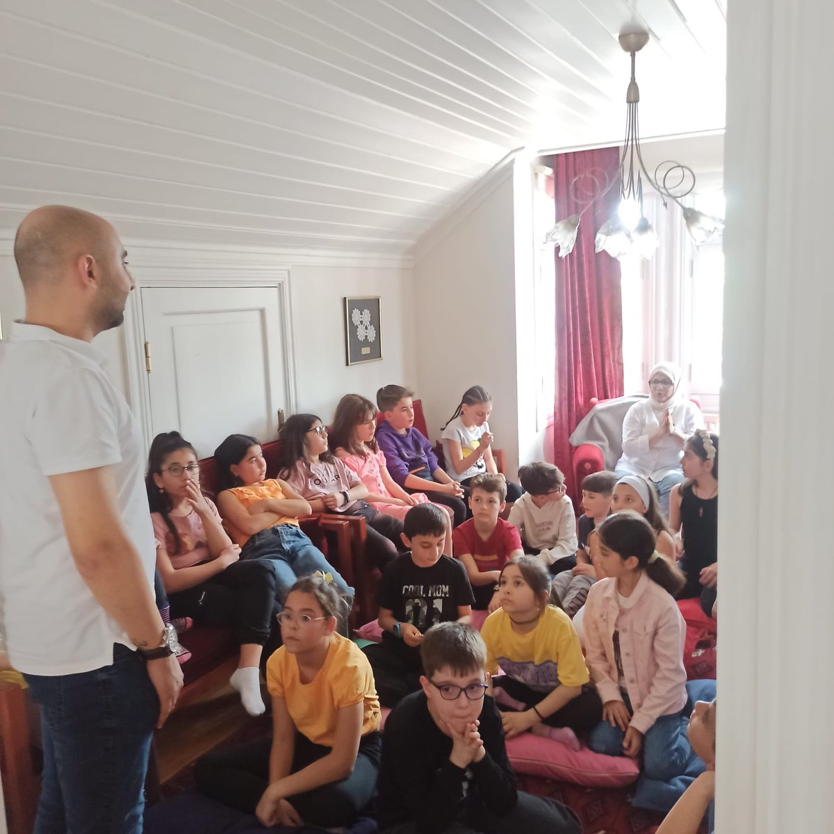 kutuphane3429's tweet photo. Kütüphanemizde "Bilge Köşk Günleri" etkinliği kapsamında Memurdan Armağan İlkokulu öğrencilerini ağırladık.

@KTBKYGM
@iktm34
@ktpyayimlar34
@BuyukcekmeceMem
@memurdanarmagan 

#Bilgeköşkgünleri 
#Kütüphanedehayatvar
#Kütüphanedeçocukvar https://t.co/oYLP33NfRD