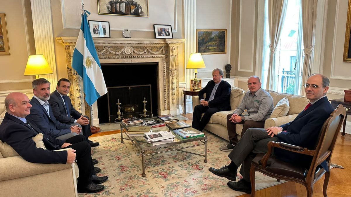 #MisionComercial #EEUU 
Con la promoción de la #madera y potencial de proyectos de #MercadodeCarbono, una delegación de #Misiones lleva una estratégica agenda de reuniones en Nueva York argentinaforestal.com/2023/05/16/con… 
<a href="/FAIMAargentina/">FAIMA</a> <a href="/herrerayflia/">Oscar Herrera Ahuad</a> <a href="/RicardoWellbach/">Ricardo Wellbach</a> 
<a href="/amayadap/">amayadap</a>