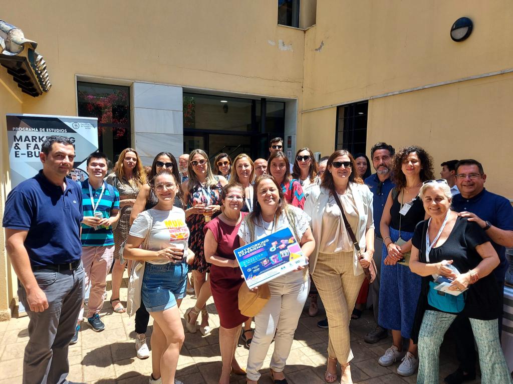 promalaga's tweet photo. Despedimos #NetworkingExperience con un aperitivo a las puertas de la @ESTCSMalaga. Gracias a la escuela por hacernos sentir como en casa, a @rgdfactoria por su ayuda en la organización de eventos de la #RMI y, por supuesto, a todos los #empresarios y #emprendedores asistentes https://t.co/xjsvI9ovvc