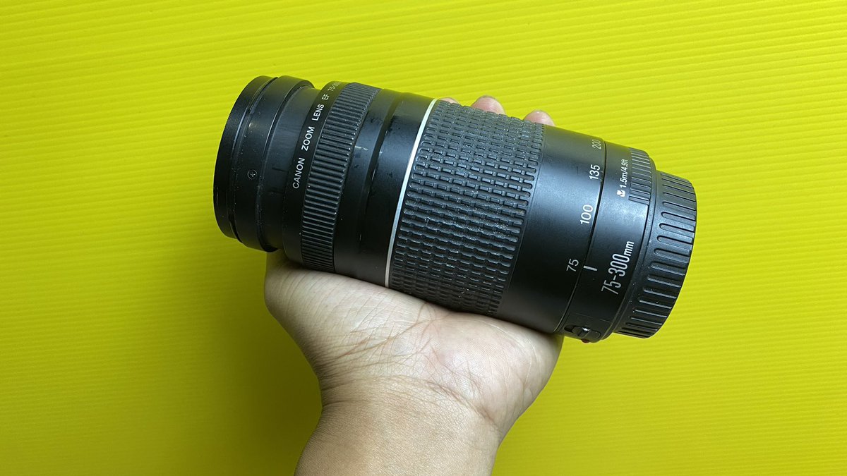 ianalamsukarso's tweet photo. Barangkali ada yg mau nglanjutin jadi majikan Canon 75-300mm, yg lagi nyari lensa tele langsung gas. Info lanjut bisa reply atau DM https://t.co/pD00ixouNY