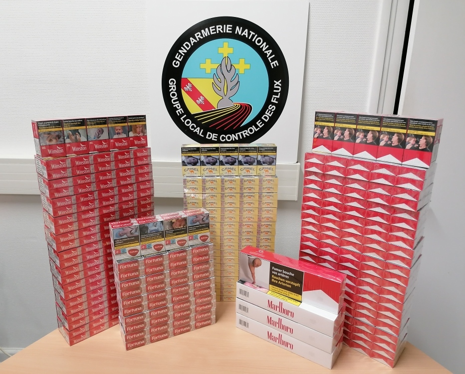 Gendarmerie_054's tweet photo. #Contrôle et lutte contre les trafics ....  44 cartouches de cigarettes saisies par le #GLCF #MarsLaTour qui était en opération anti-délinquance,  cette nuit sur l'A4, dans la 🚗de cet ♂️. Il comptait approvisionner ses "clients" en région parisienne ➡️ Convoqué devant la ⚖️ ✅ https://t.co/gfhPMdT5wS