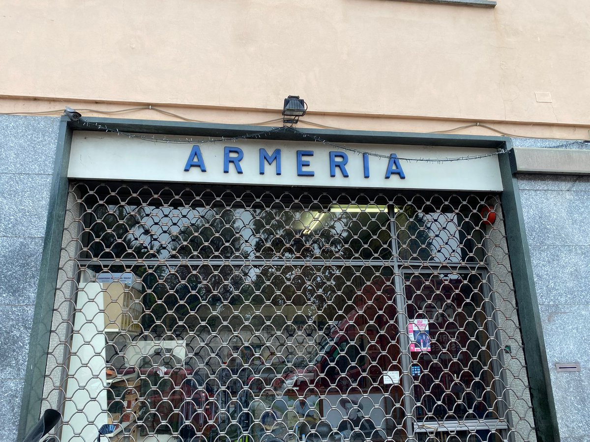 🔴 Cronaca locale / Cuggiono - Nelle prime ore di domenica mattina l'Armeria Beccaglia di Cuggiono ha subito un grave furto: il titolare è stata ammanettato da ignoti e derubato di diversi armi esposte in negozio. logosnews.it/node/89140