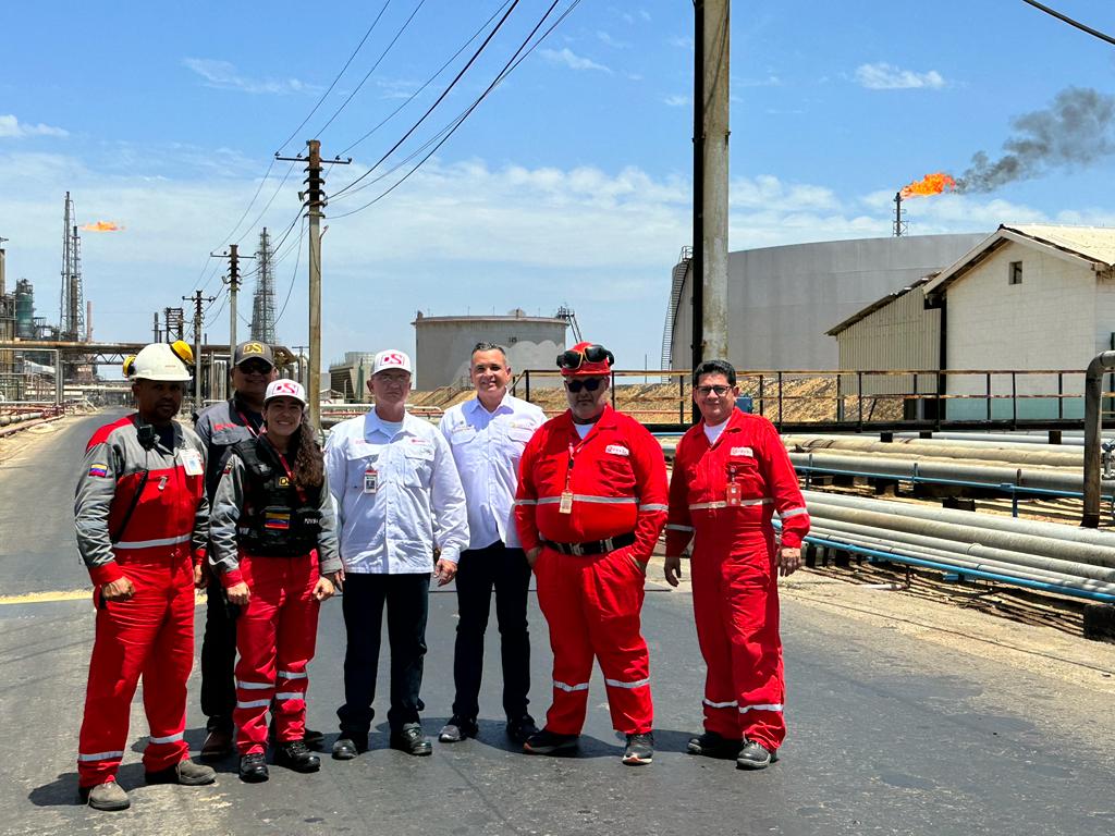 🇻🇪📰 El 10 y 11 de Mayo se llevó a cabo recorrido supervisorio al Centro de Refinación Paraguaná, dirigido por el G/D Donato Tenore, Director Ejecutivo de Seguridad Integral de #PDVSA, la actividad contó con la participación del tren gerencial  de las Refinerías Amuay y Cardón.