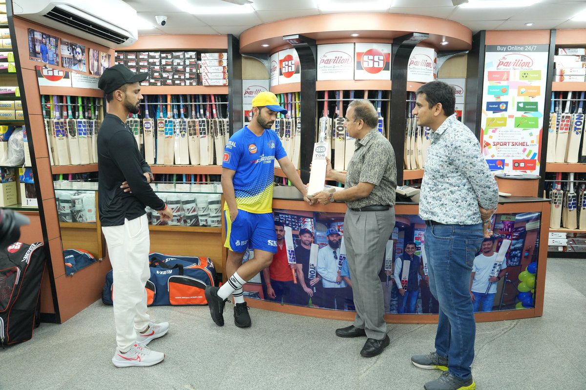 Sportskhel's tweet photo. Welcoming Ajinkya Rahane and Ruturaj Gaikwad of @SareenSports The Pavilion sports. Such a big honor to have players of Chennai Super Kings, @ChennaiIPL
@ajinkyarahane88 @Ruutu1331 @SareenSports
#sareensports #ssbats #pavilionsports #sportskhel #ajinkyarahane #ruturajgaikwad https://t.co/IOn6S2DsFs