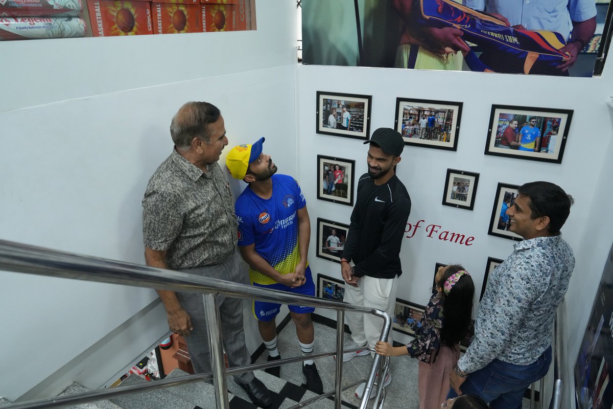 Sportskhel's tweet photo. Welcoming Ajinkya Rahane and Ruturaj Gaikwad of @SareenSports The Pavilion sports. Such a big honor to have players of Chennai Super Kings, @ChennaiIPL
@ajinkyarahane88 @Ruutu1331 @SareenSports
#sareensports #ssbats #pavilionsports #sportskhel #ajinkyarahane #ruturajgaikwad https://t.co/IOn6S2DsFs