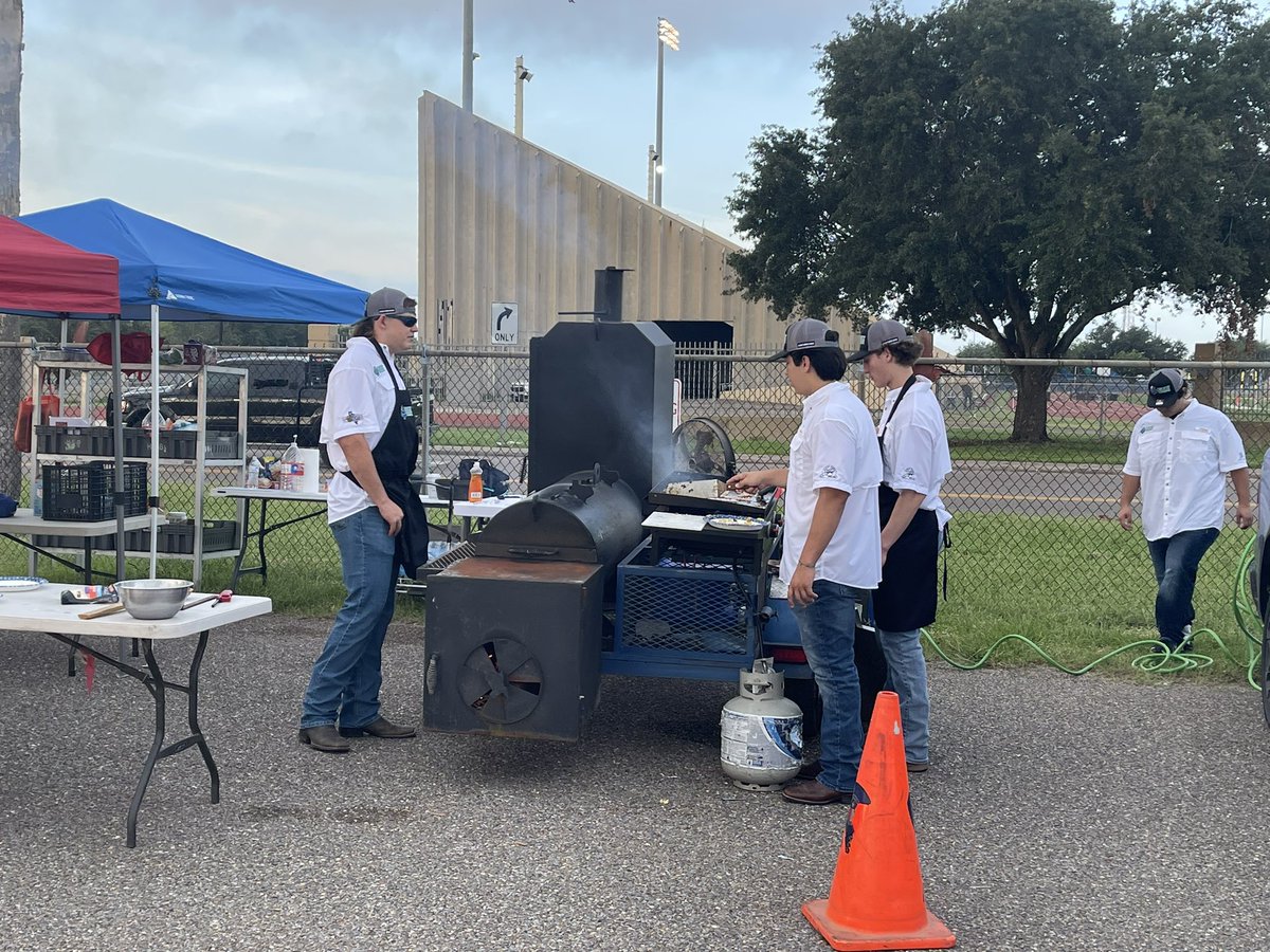 MrsPLang's tweet photo. Smokin’ Stangz grilling it up at Grill Wars!! 🍗🥘🍖💙💛 https://t.co/nWn4w0rO11