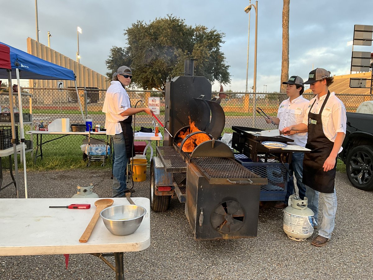 MrsPLang's tweet photo. Smokin’ Stangz grilling it up at Grill Wars!! 🍗🥘🍖💙💛 https://t.co/nWn4w0rO11