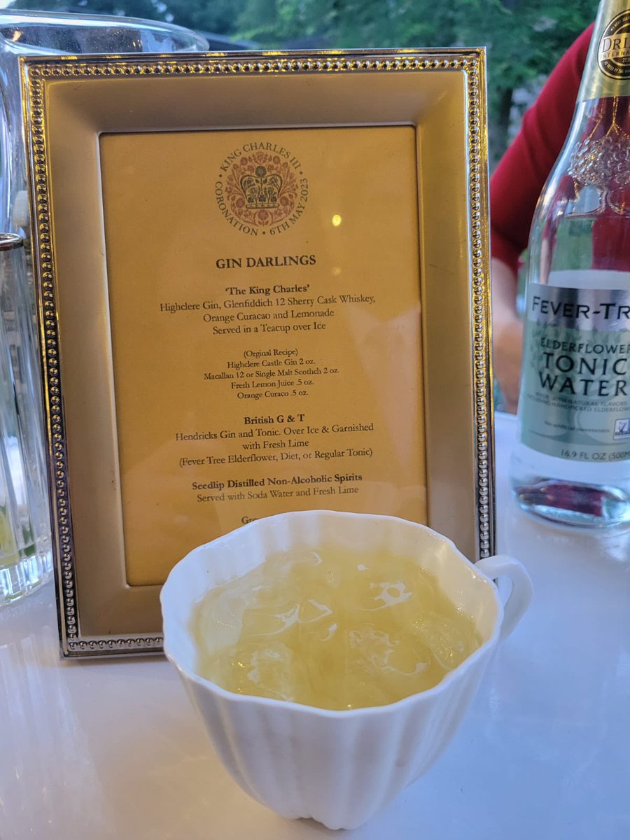 UKinTX's tweet image. Guests feasted on 🇬🇧 food and drinks that were specially made for the #Coronation, including @BackPewBrew’s ‘Charles IIIn Charge’ beer and Coronation cocktails. 🍻🍸

(Thread 5 of 9)