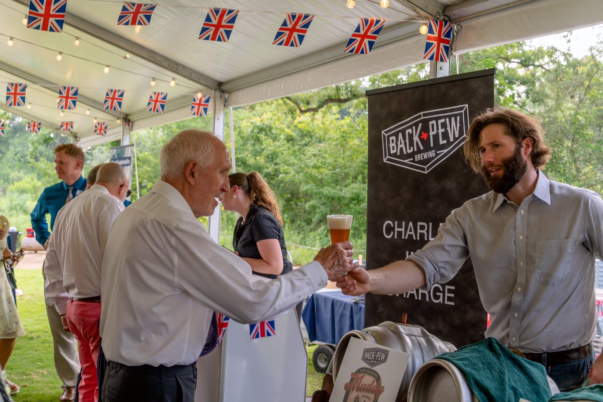 UKinTX's tweet image. Guests feasted on 🇬🇧 food and drinks that were specially made for the #Coronation, including @BackPewBrew’s ‘Charles IIIn Charge’ beer and Coronation cocktails. 🍻🍸

(Thread 5 of 9)