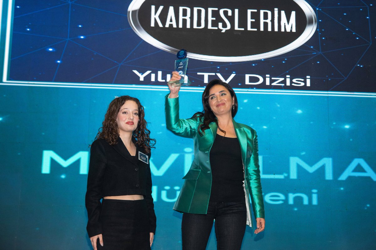 #Kardeşlerim

La serie #Hermanos recibe en los 'Premios Blue Apple' el premio a 'Serie de TV del año'.

Fadik Sevin Atasoy (la tía Sengül) recibió el premio.