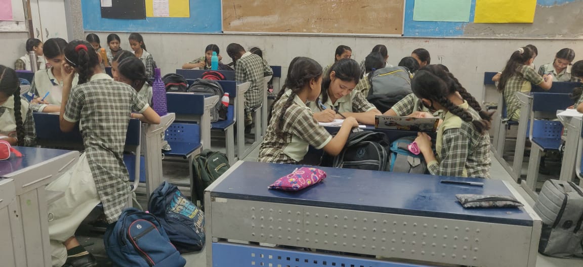 टीचर मुझको कंकड़ दे दो, मैं भी कुछ सीख जाऊंगी,
कंकड़ से अंक जोड़कर मैं भी संख्या बनाऊंगी।
Group discussion in maths class. Both teacher and learners are enjoying the task.

#summercamp #missionbuniyad #playandlearn #delhigovtschools
<a href="/Dir_Education/">DIRECTORATE OF EDUCATION Delhi</a>
<a href="/AtishiAAP/">Atishi</a> 
<a href="/GgsssMBPV1/">GGSSS PUSHP VIHAR SEC - 1 , MB ROAD 1923055</a>