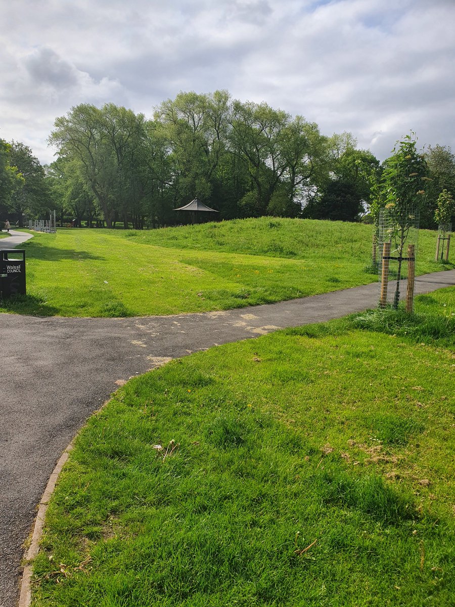 DarlastonWMP's tweet photo. As part of the WMP #opScepter knife sweeps #LifeorKnife campaign, Darlaston NHT have been conducting searchers for knives hidden or dumped at George Rose Pk, Kingshill Pk, Moorecroft Wood & the Darlaston canal tow paths. All good news all searches proved to be negative finds 👍 https://t.co/8fKWw2eFIg