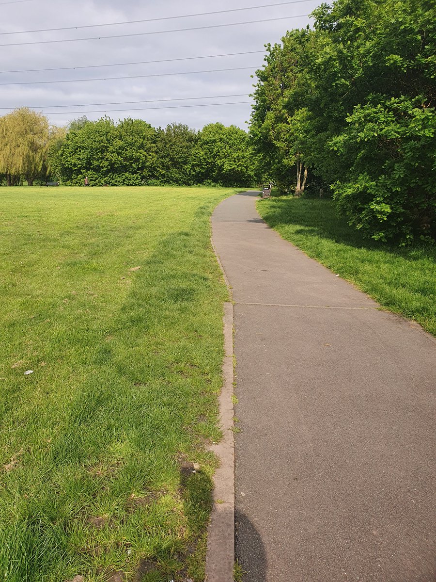 DarlastonWMP's tweet photo. As part of the WMP #opScepter knife sweeps #LifeorKnife campaign, Darlaston NHT have been conducting searchers for knives hidden or dumped at George Rose Pk, Kingshill Pk, Moorecroft Wood & the Darlaston canal tow paths. All good news all searches proved to be negative finds 👍 https://t.co/8fKWw2eFIg