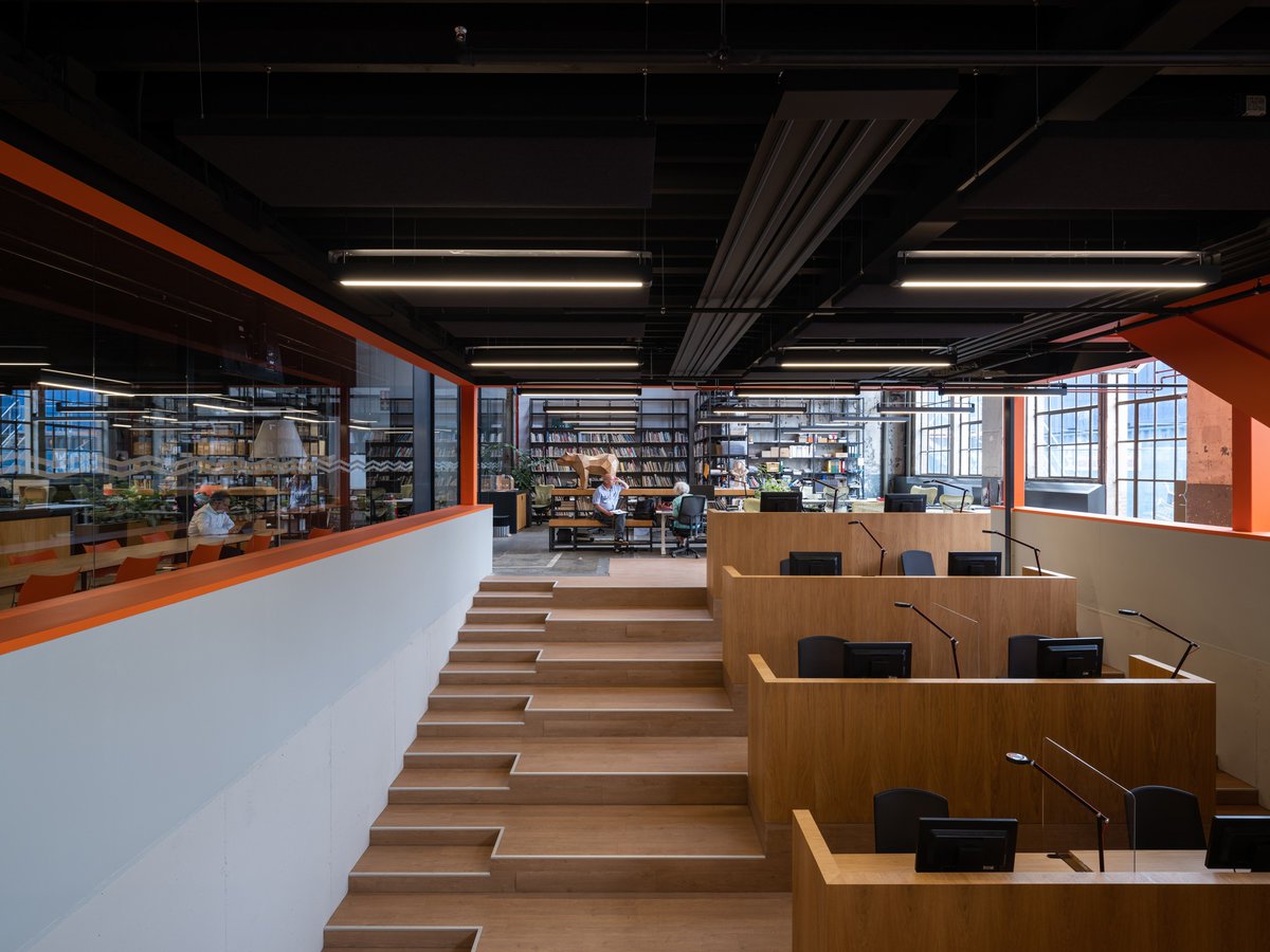 .<a href="/lochal013/">LocHal</a>  is not only a library, but also a laboratory where you are challenged, gain new knowledge and learn about new innovations. The Library, Kunstloc and Brabant C share the office area, which offers a wide range of workplaces bit.ly/42GoPVN <a href="/mecanoo_/">Mecanoo</a>