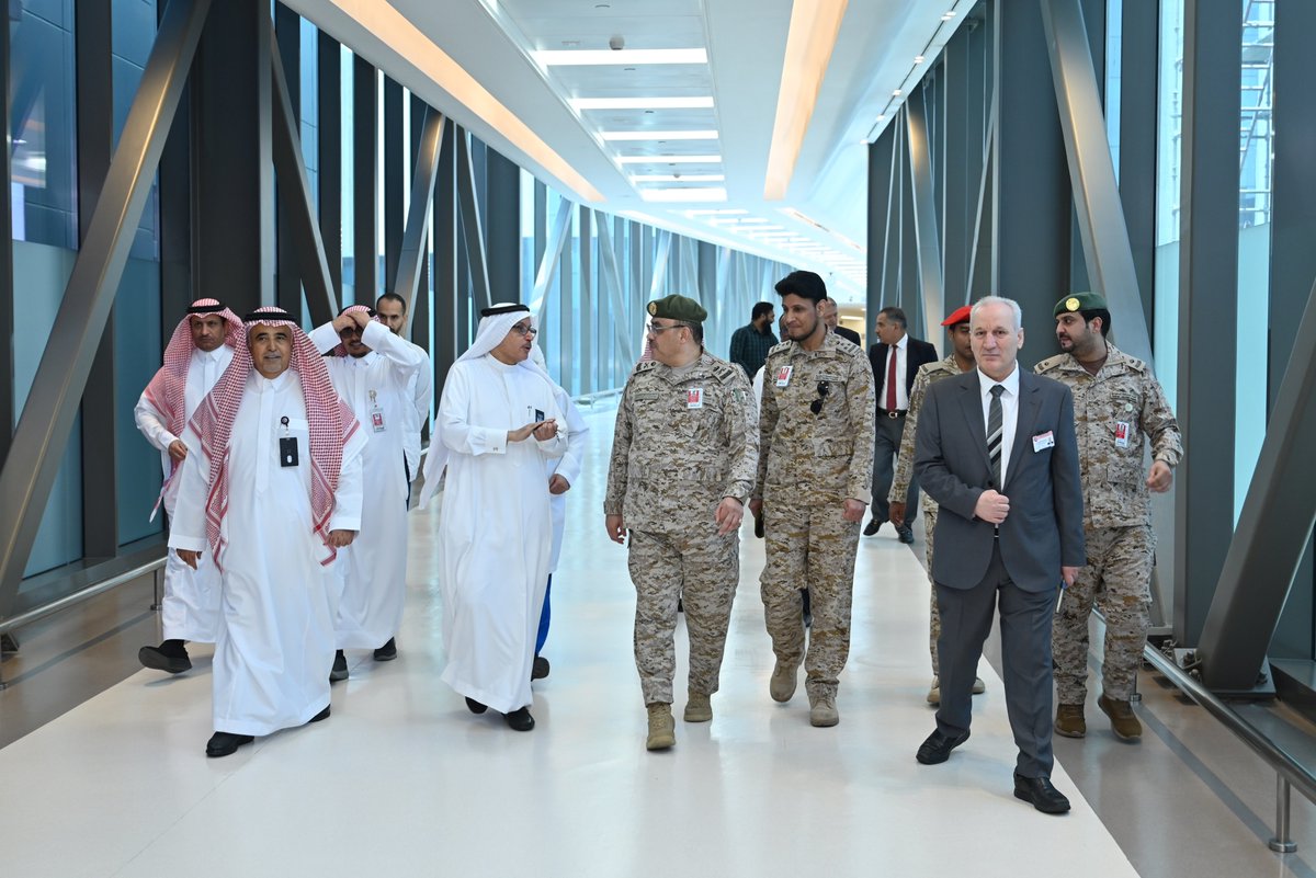 قام سعادة اللواء الطبيب خالد بن عبد الرحيم الفرائضي مدير مجمع الملك فهد الطبي العسكري بالظهران والوفد المرافق له اليوم الثلاثاء 16 مايو 2023م بزيارة مبنى الرعاية الممتدة ومركز التأهيل بالبرج الطبي 2 بمستشفى المواساة بالدمام.