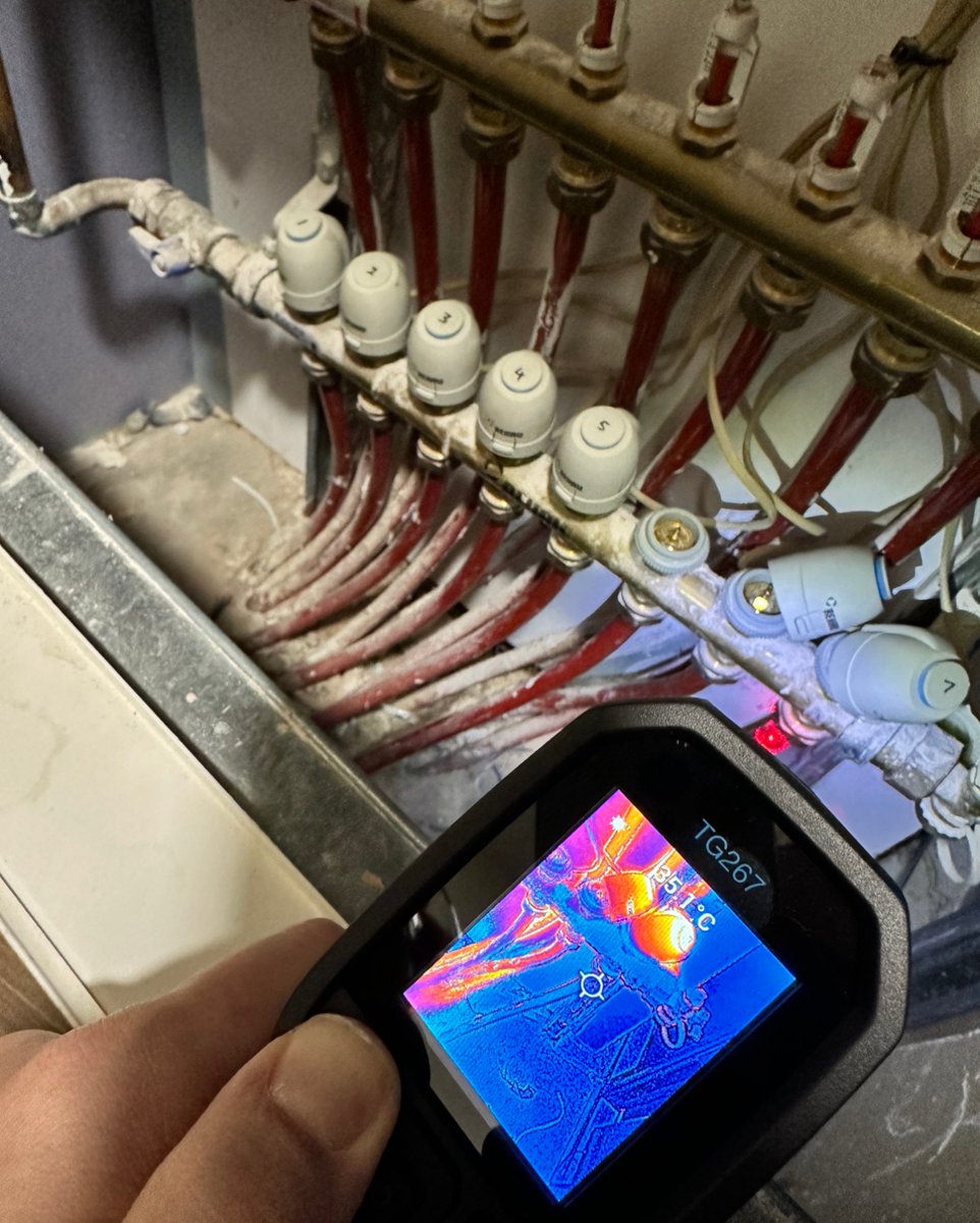 Solvitwales's tweet photo. We love a bit of #tech
Working with #underfloor #heating ? These are a MUST, 

The Image quality from @flir is great. 

We utilise this bit of kit for #leak #detection / #identifying pipe runs and also for #compliance ensuring meter cupboards and components aren't overheating. https://t.co/bk8E1pb5Ha