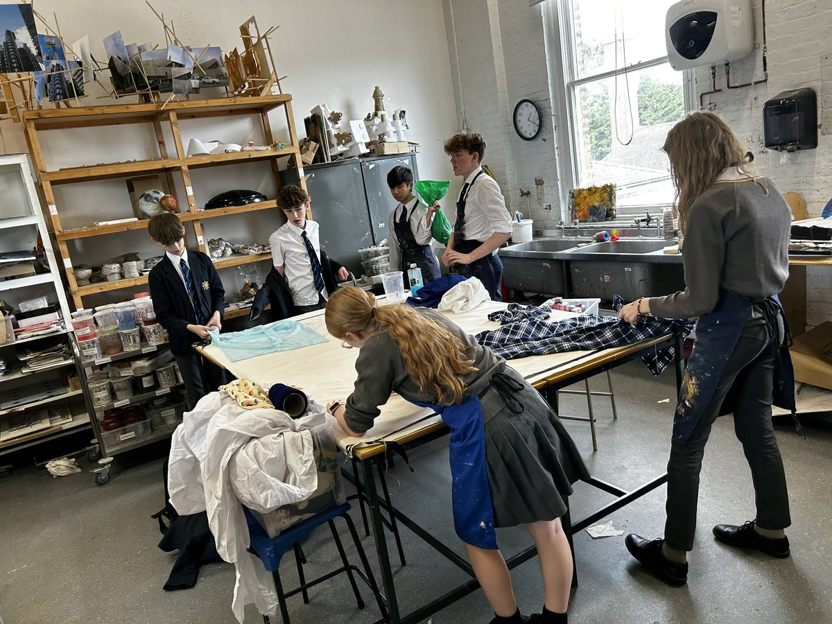 ElthamCarey's tweet photo. House art is well underway this week…

House banners under construction, really excited to see the results come Friday!

A great #BlueWave team of Henry, Tom, Hesper, Isobel, Benjamin, Alexander and Phoenix

#attemptgreatthings https://t.co/ImPmXB64AP
