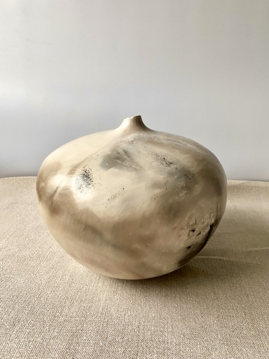 Kate Mayo is a part of #BwdArtTrail2023, displaying ceramics and hosting a workshop ❤

Inspired by nature, Kate has an interest in alternative firing methods such as smoke and saggar.

See Kate's art, and attend her workshop at Schmidt Kitchens - book via brentwoodarttrail.co.uk