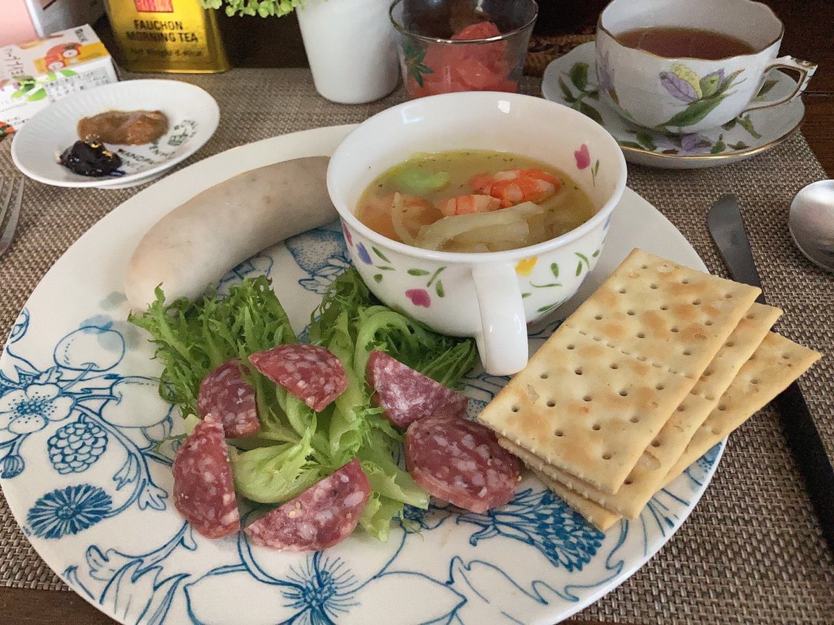 Utp8zw4LcMg10Nq's tweet photo. 小さい時に好きだった母の手の匂い 𓈒𓏸 
お料理すると自分の手から懐かしい香りと温度がします *⌂↟ 
ピスタチオ&amp;レタスおいしい🍀☘️
#Twitter家庭料理 #cooking #memasak🇮🇩
#cuisson🇫🇷 #Kochen🇩🇪 #cucinando🇮🇹 https://t.co/feFvq6is1V