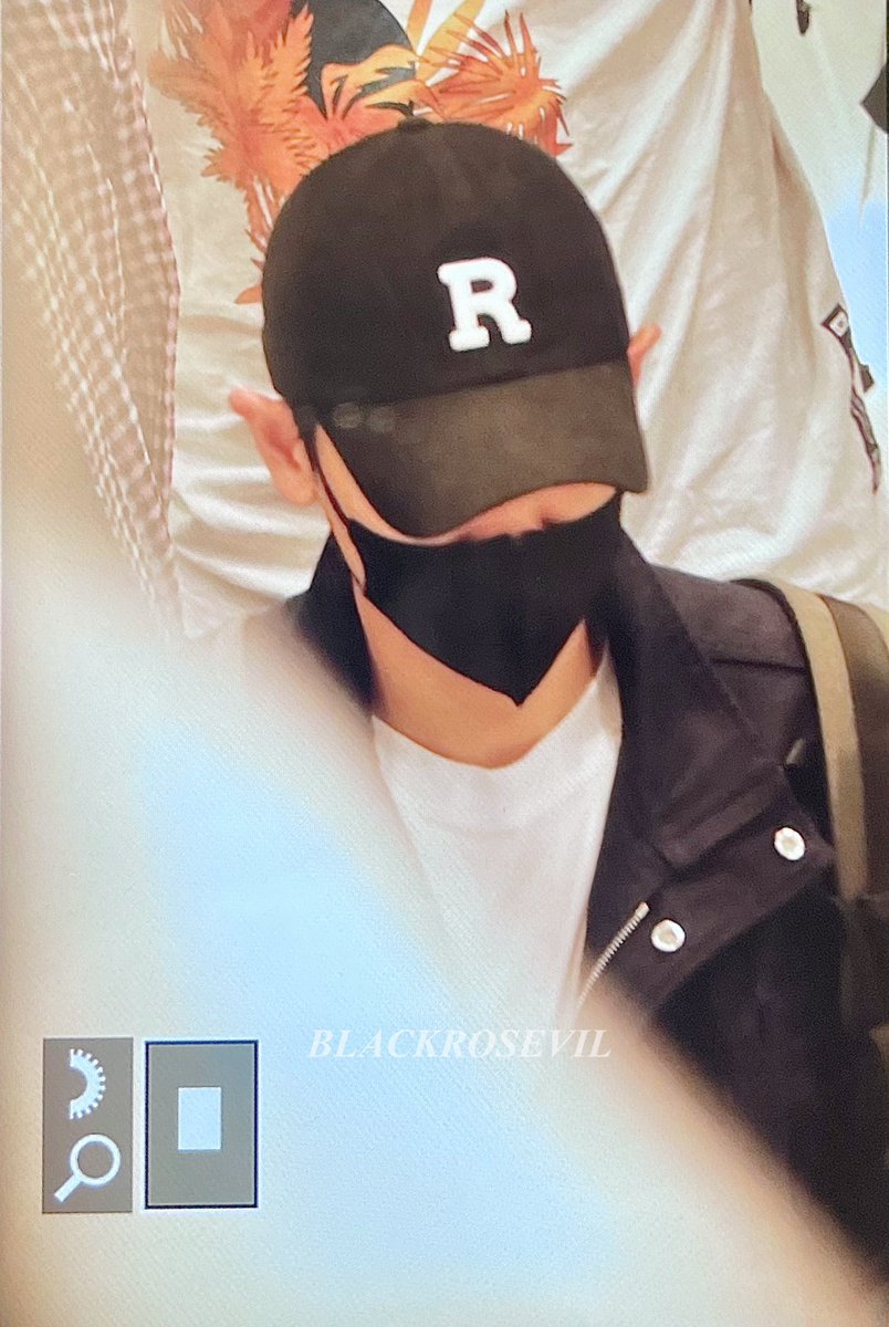 PCYFRANCE's tweet image. Chanyeol à l’aéroport de Malaisie en direction de Singapour

#CHANYEOL #찬열 #PCY
#EXO #엑소 @weareoneEXO