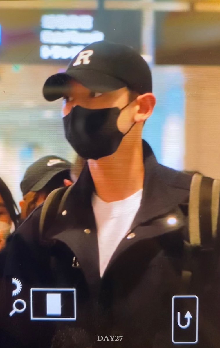 PCYFRANCE's tweet image. Chanyeol à l’aéroport de Malaisie en direction de Singapour

#CHANYEOL #찬열 #PCY
#EXO #엑소 @weareoneEXO