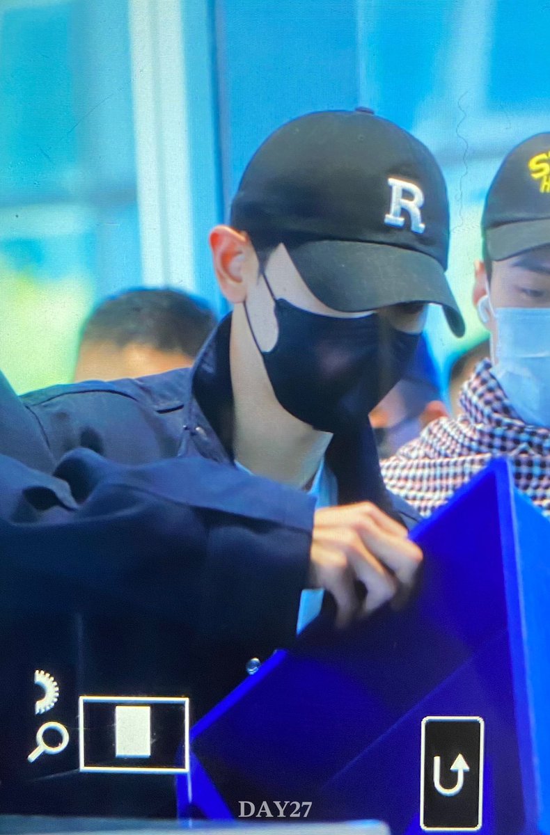 PCYFRANCE's tweet image. Chanyeol à l’aéroport de Malaisie en direction de Singapour

#CHANYEOL #찬열 #PCY
#EXO #엑소 @weareoneEXO