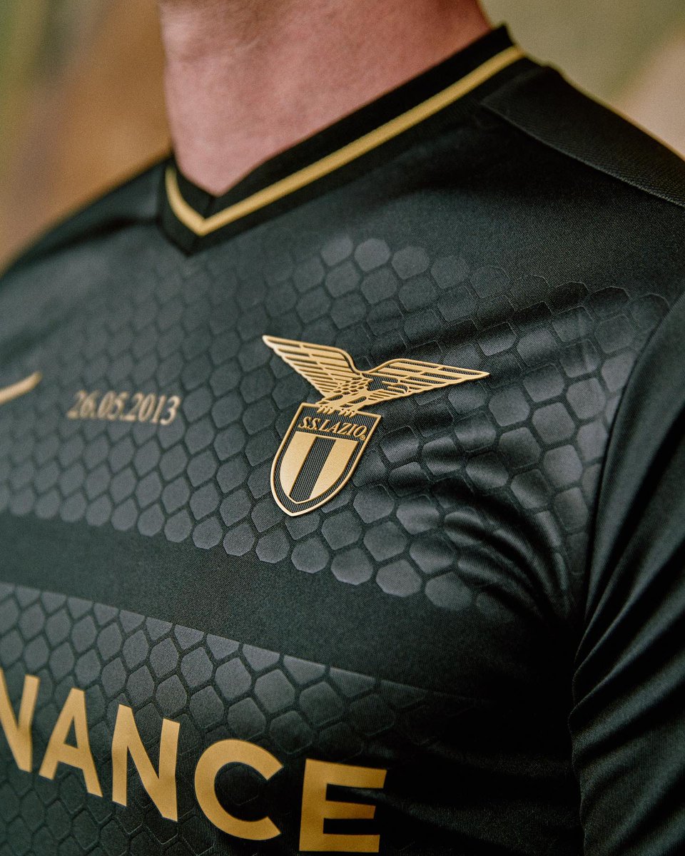 B24PT's tweet photo. Lazio lançou uma camisola comemorativa do 10.º aniversário da conquista da Taça contra a rival Roma ✨ https://t.co/NgeKjyYzNo