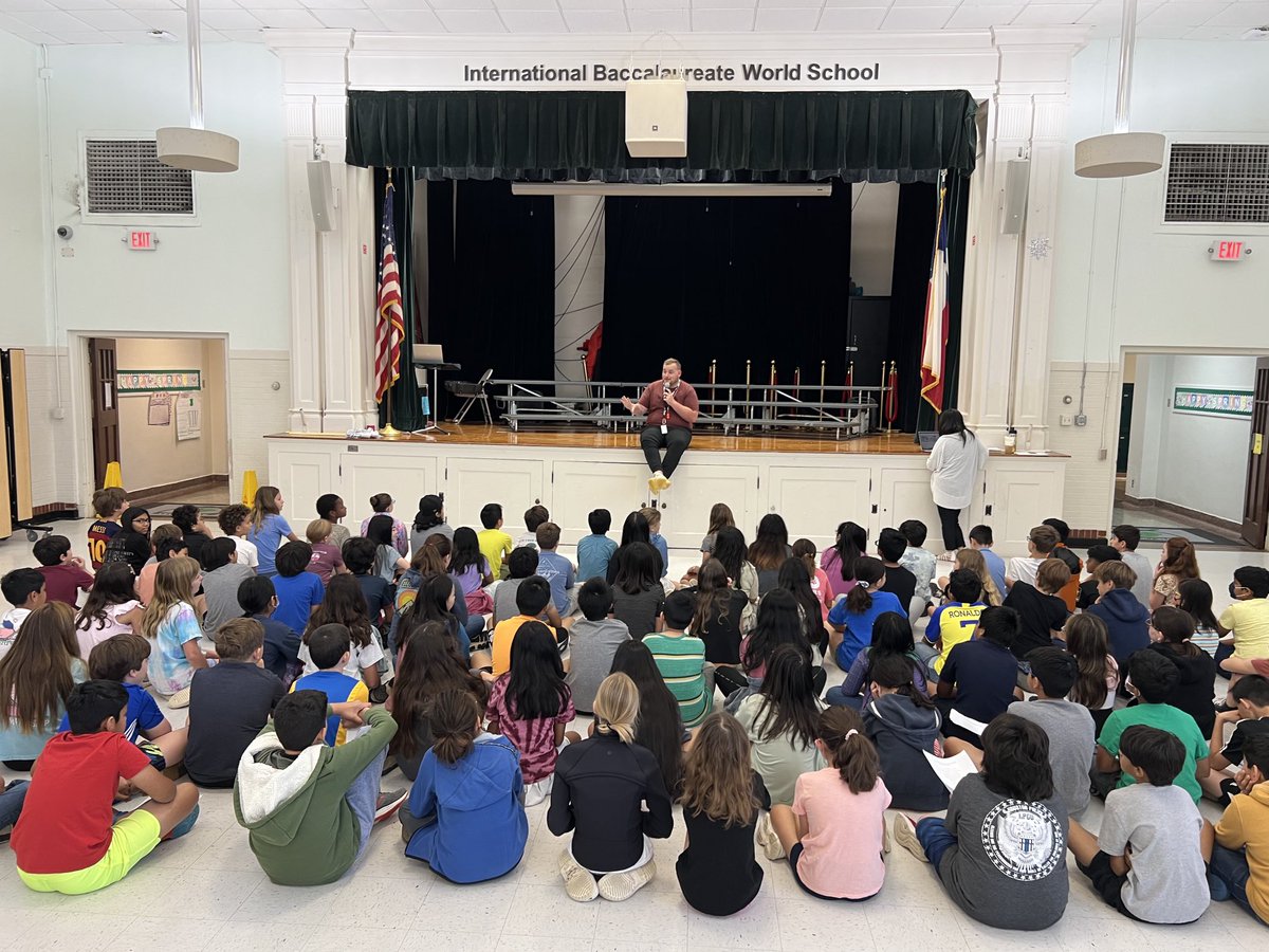ROEArt1's tweet photo. 5th grade is practicing for their promotion ceremony. Kudos to Mr. Fuller, the kids sound amazing! https://t.co/L1D73CdlVg
