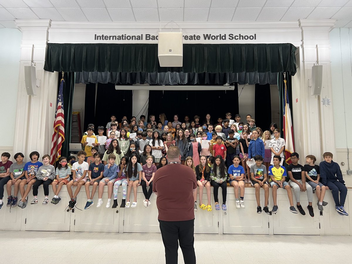 ROEArt1's tweet photo. 5th grade is practicing for their promotion ceremony. Kudos to Mr. Fuller, the kids sound amazing! https://t.co/L1D73CdlVg