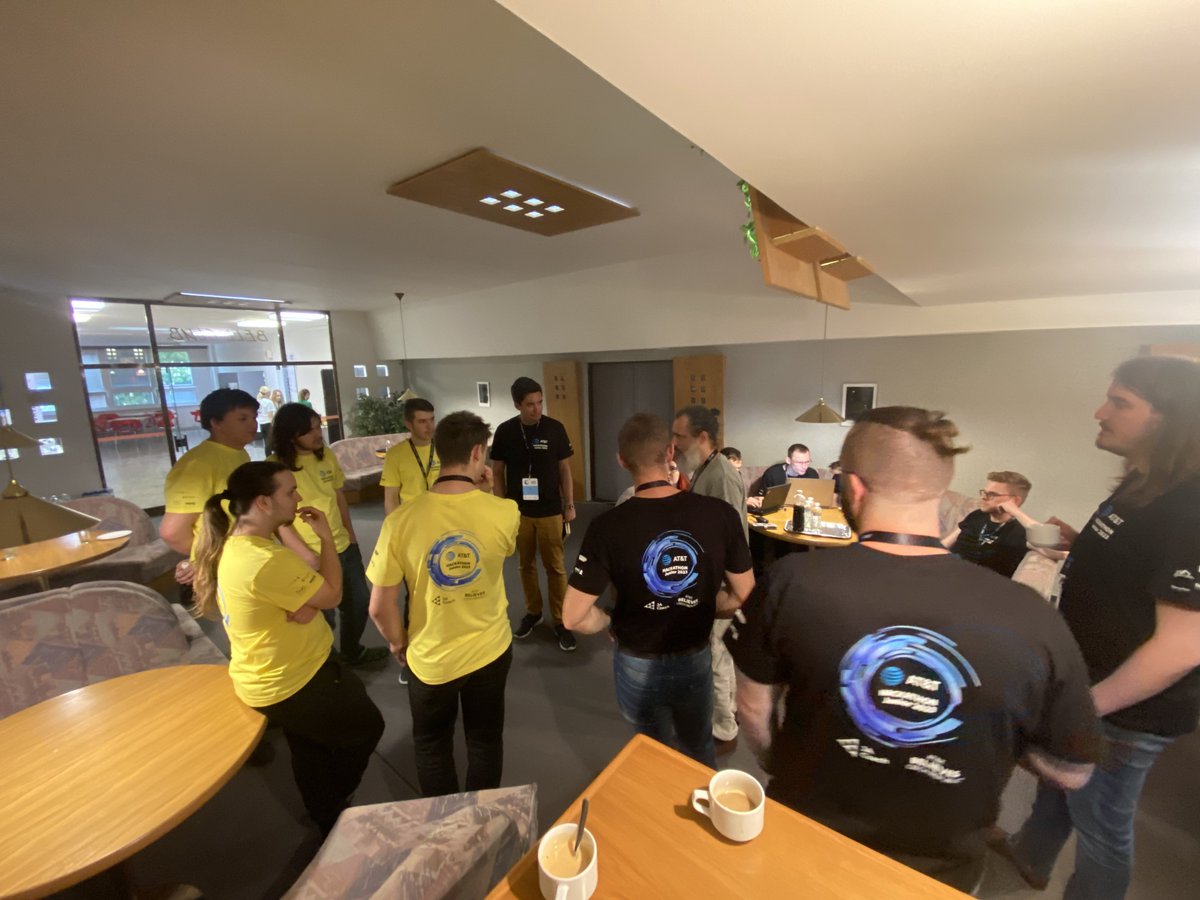 just_franta's tweet photo. #atthack tady se zuřivě mozkuje! https://t.co/lJSj2HJ28H