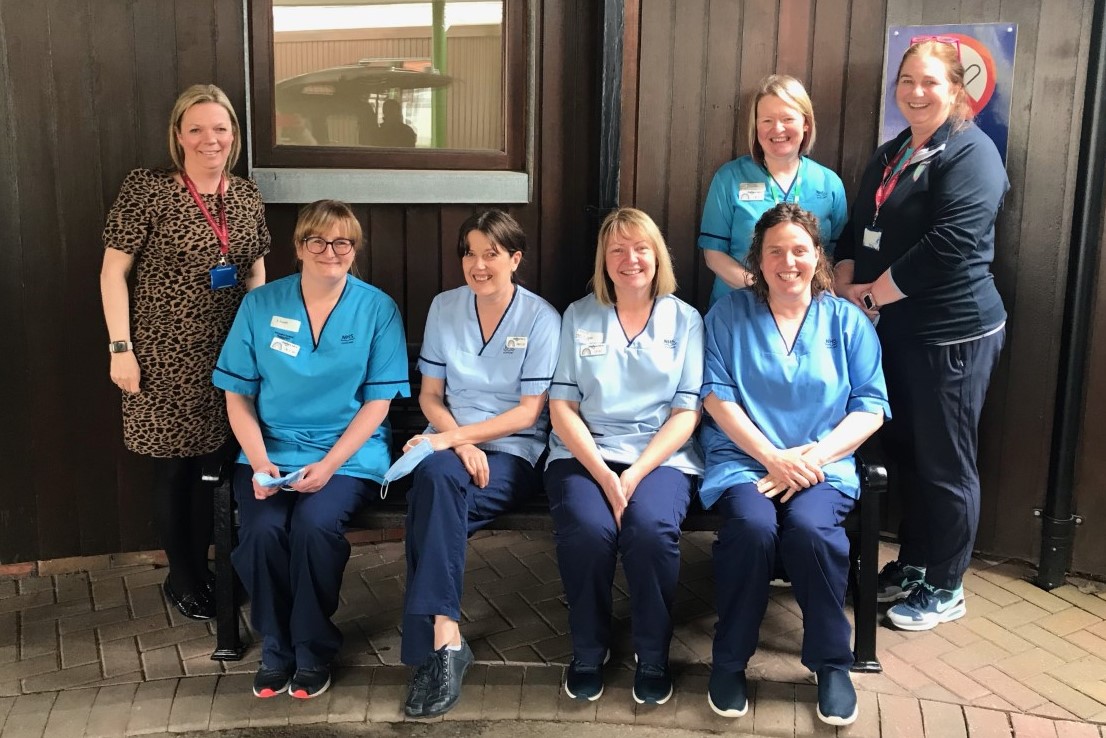 NHSTayside's tweet image. A huge thank you to @HarrisAcDundee for their continued support of Roxburghe House!

Each month the fundraising team sends beautiful flowers and at the end of each year they also donate a large item - this year it's a beautiful bench &amp;amp; chair.

Read more ➡️ tinyurl.com/4pa3h3t9