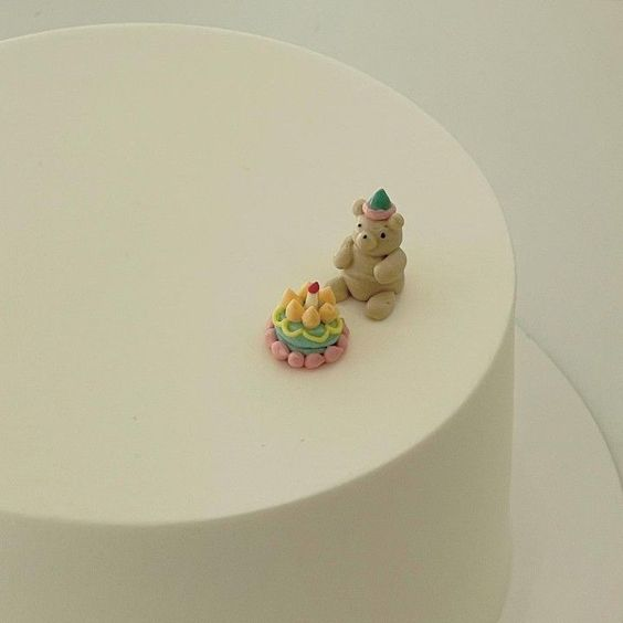 feralballads's tweet photo. a mini cake on top of a cake 🥹 https://t.co/NO09szsnX2