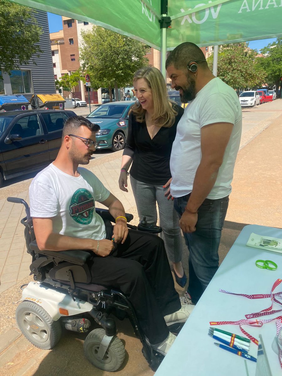 bsagustino's tweet photo. 💚 Hoy con los vecinos de Albayda #DistritoBeiro #Granada
#CuidaGranada
#CuidaLoTuyo
#VotaVOX 🟢🗳️
@vox_granada https://t.co/AEqGRax15n