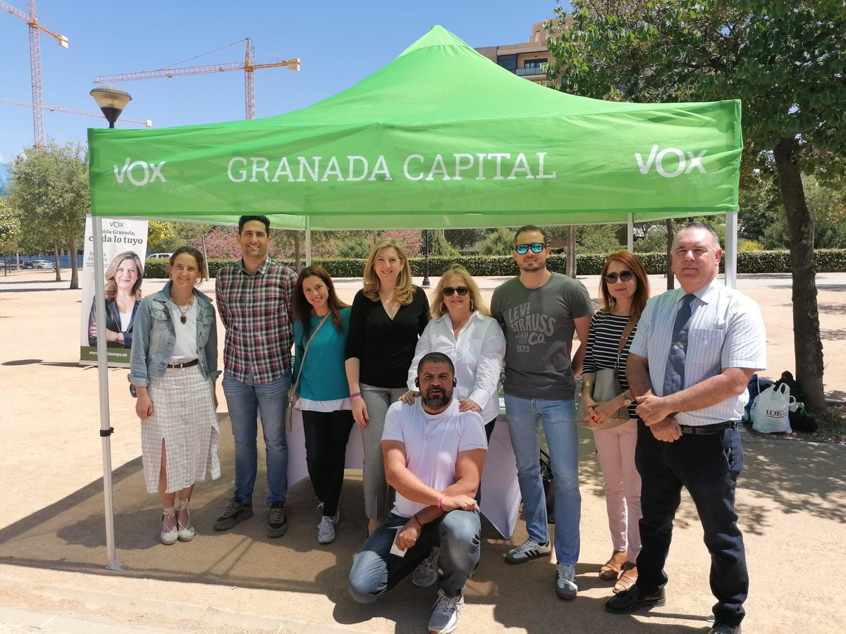 bsagustino's tweet photo. 💚 Hoy con los vecinos de Albayda #DistritoBeiro #Granada
#CuidaGranada
#CuidaLoTuyo
#VotaVOX 🟢🗳️
@vox_granada https://t.co/AEqGRax15n