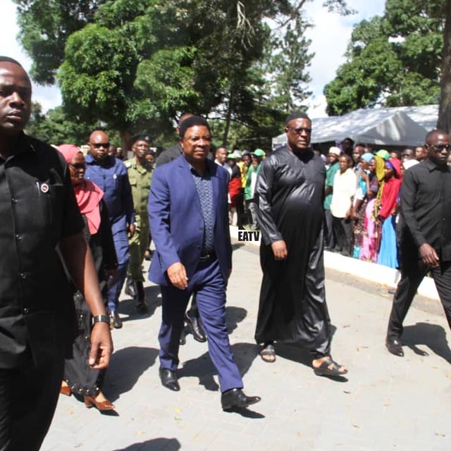 eastafricatv's tweet photo. #PICHA Baadhi ya viongozi wakiongozwa na Waziri Mkuu Kassim Majaliwa, wakiwa kijijini Rondo kwa ajili ya mazishi ya aliyewahi kuwa Waziri wa Mambo ya Nje Bernard Membe, hii leo Mei 16, 2022.
#RIPMembe
#EastAfricaTV https://t.co/8AyhTa3kHG