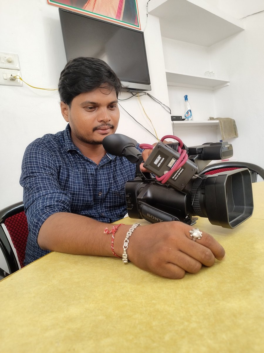 naresh143_s's tweet photo. ରିପୋଟର ହେଇ ମଧ୍ଯ କ୍ୟାମେରା ପ୍ରତି ବହୁ ଦୁର୍ବଳତା
#journalist #camera #Twitter https://t.co/SOUH9QXRoP
