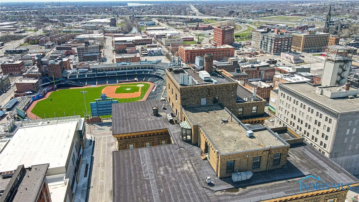 WTOL11Toledo's tweet photo. Did you know there's a 4,000-square-foot condo on the top floor of the Commodore Perry? It's for sale for $550,000. Take a look: https://t.co/4hFp24s9yi https://t.co/XSw2SF9SjO