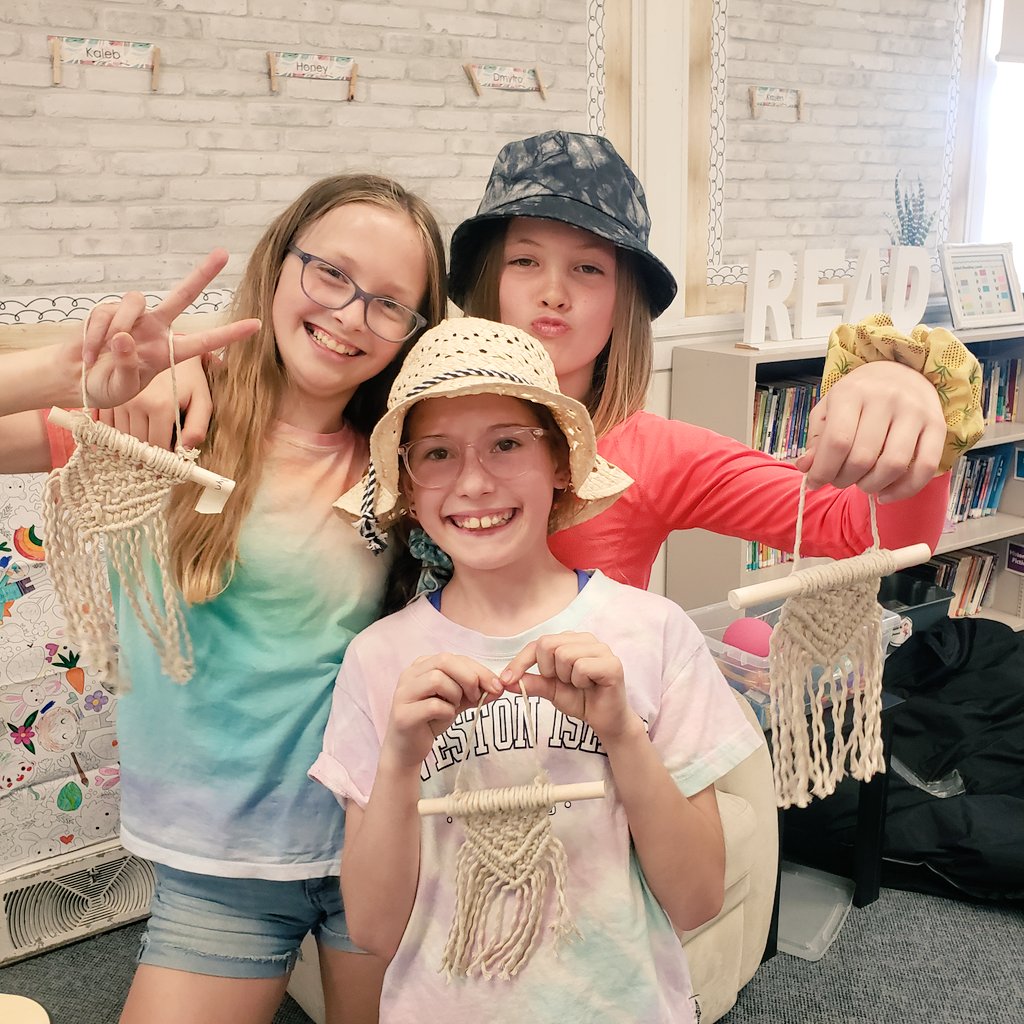 MrsShowers56's tweet photo. Macrame: a lesson in perseverance and grit for everyone! 😆 @drakeschoolsk #ArtsEd https://t.co/OcKJH6saN7