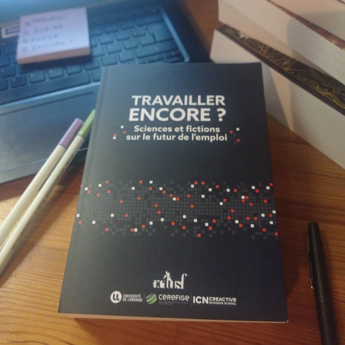 Aujourd'hui sort le premier essai du mois de mai : TRAVAILLER ENCORE ? editions-actusf.fr/a/collectif/tr… E tvous ? Qu'avez-vous a dire sur le travail ? Êtes-vous optimiste ? Pessimiste ? Comment imaginez-vous l'évolution de votre emploi dans 50 ans ?