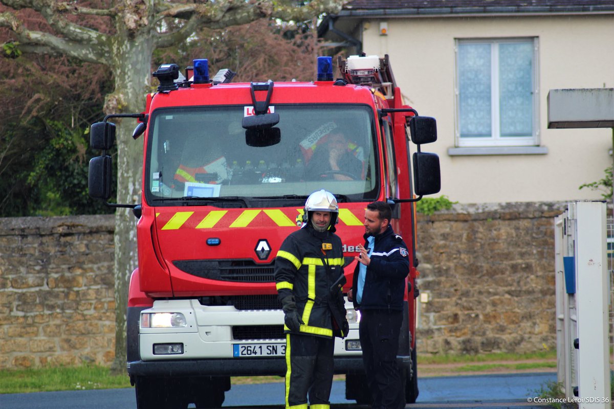 pompiers36's tweet photo. 👨‍🚒🤝👮‍♂️La semaine dernière, les sapeurs-pompiers de la Châtre se sont rendus à la caserne de Gendarmerie pour un exercice incendie. À cette occasion, les gendarmes accompagnés des familles ont pu profiter d'une initiation aux #GestesQuiSauvent et à la manipulation des extincteurs. https://t.co/V8VMXEhCxx