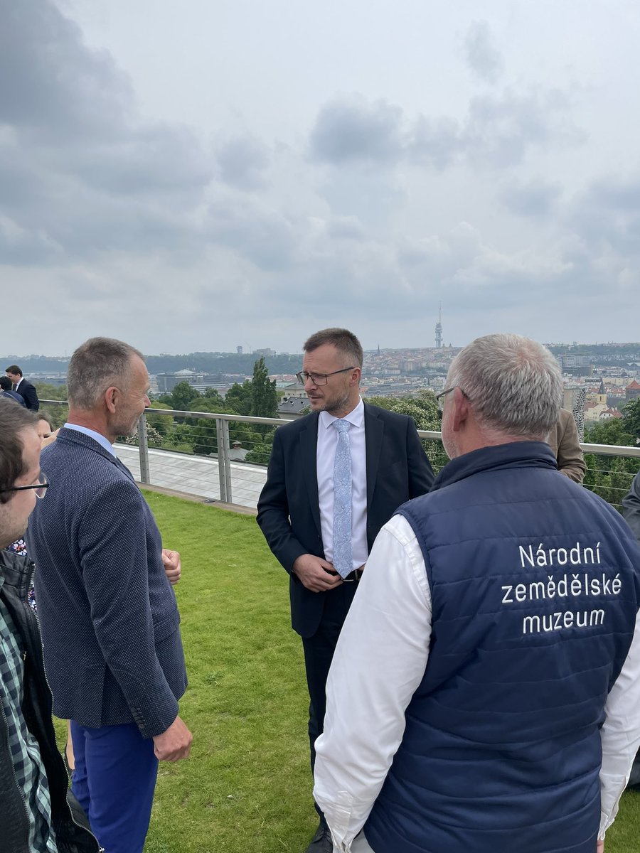 ZNekula's tweet photo. Včely jsou po staletí považovány za jedny z nejpracovitějších stvoření a jsou pro mě vekou inspirací. Bylo mi potěšením zúčastnit se oslavy Světového dne včel v @zemedelske na pozvání 🇸🇮 velvyslankyně @StrnisaTanja🐝 Připomněli jsme si nezastupitelnou roli včel pro náš život. https://t.co/0gDgsGrGwe