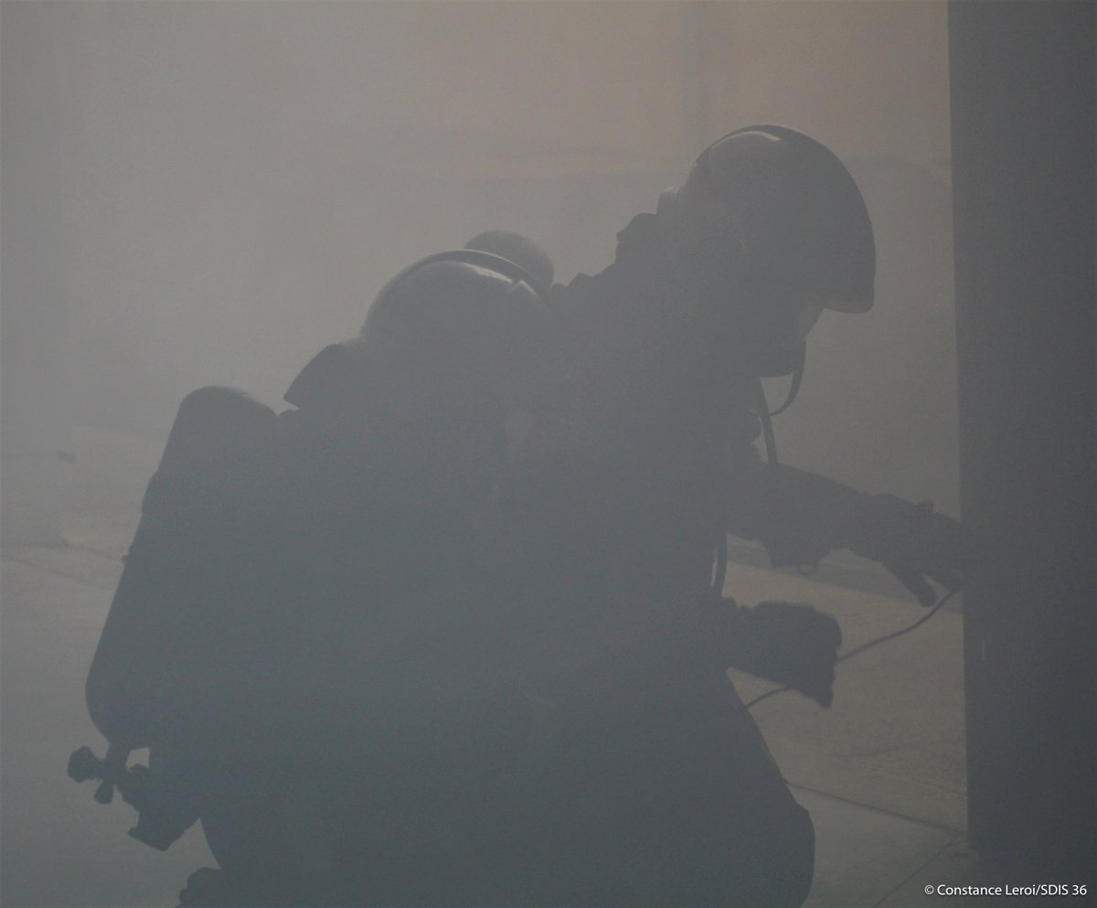 pompiers36's tweet photo. 👨‍🚒🤝👮‍♂️La semaine dernière, les sapeurs-pompiers de la Châtre se sont rendus à la caserne de Gendarmerie pour un exercice incendie. À cette occasion, les gendarmes accompagnés des familles ont pu profiter d'une initiation aux #GestesQuiSauvent et à la manipulation des extincteurs. https://t.co/V8VMXEhCxx