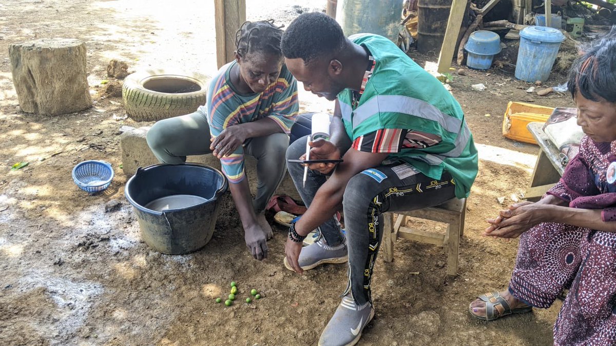 WFP_Cameroon's tweet photo. Cameroon🇨🇲
Data collection ongoing for the #PostDistributionMonitoring exercise in the Northwest and Southwest regions.
Use of the stone method to calculate beneficiary entitlements.
#PDM
#EvidenceGeneration https://t.co/JKZ8UngYOJ